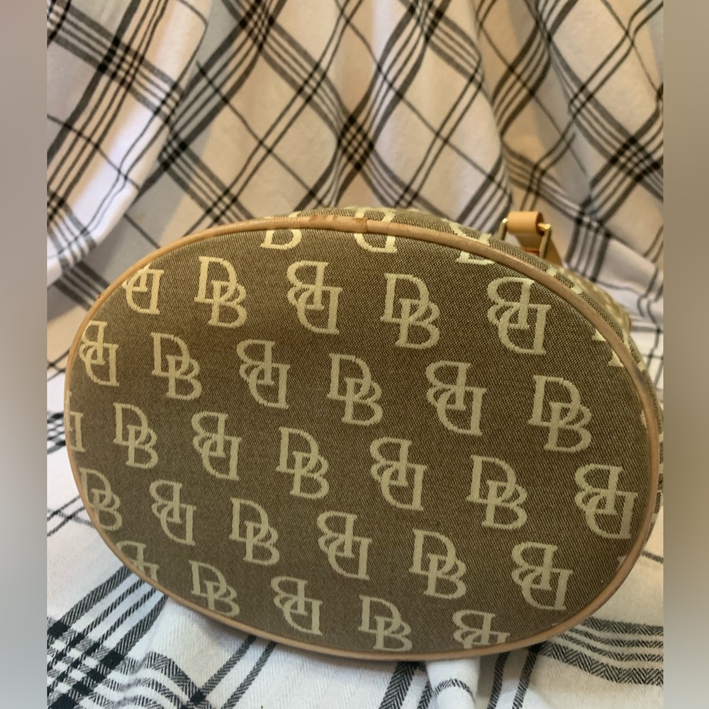 Dooney & Bourke Tan/Cream Bucket Bag-STAINED INSIDE, but outside is beautiful! - Picture 4 of 7